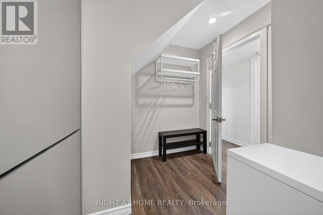 Building Photo - 1599 Sandgate Crescent