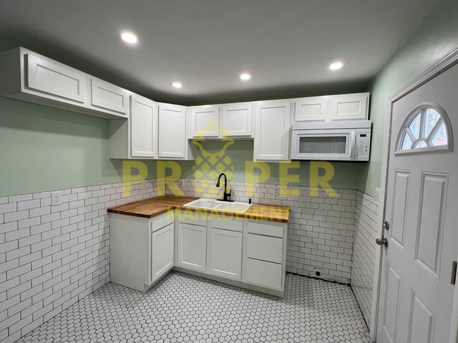 Building Photo - 3 bedrooms 1 bathroom house
