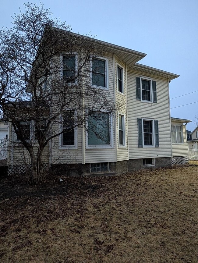 Building Photo - Spacious 3 Bedroom Home With Double Lot in East Moline!