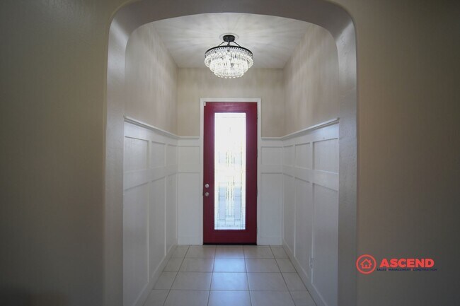 Building Photo - Beautiful 4 Bedroom Home In Olive Dr Area!
