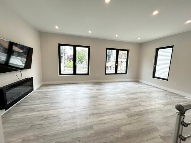 Foto del edificio - 239 W 3rd St