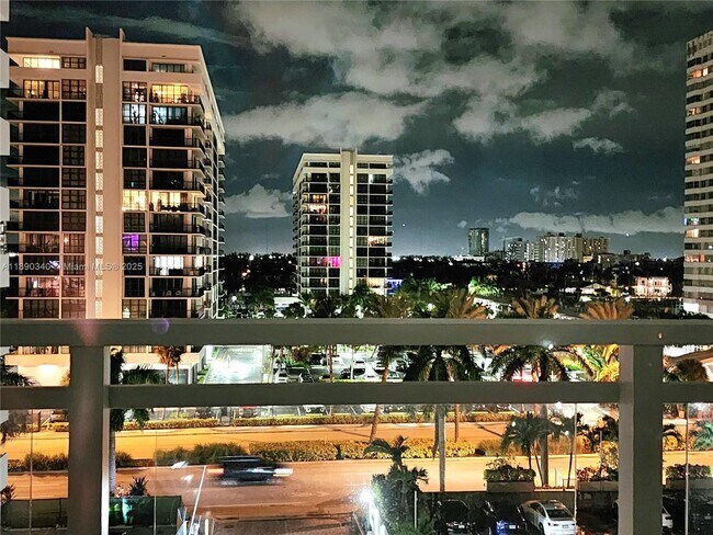 Building Photo - 2030 S Ocean Dr