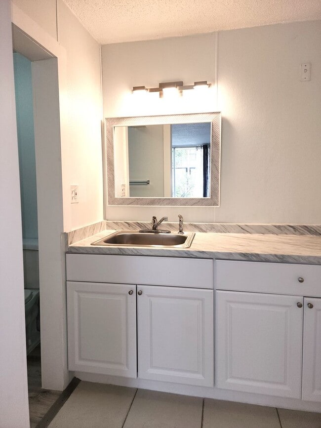 Building Photo - Newly Refurbished Studio Condo Near Florid...