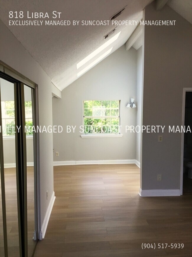 Building Photo - Beautiful 2BR/2BA home in Jacksonville