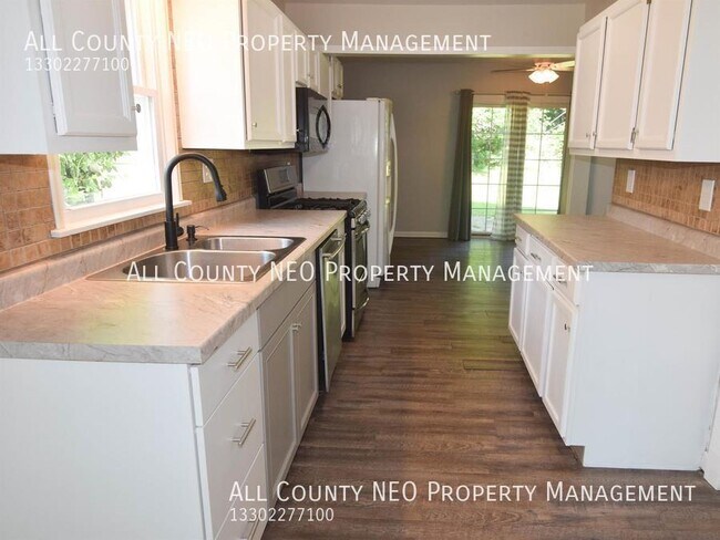 Building Photo - 4 bedroom, 1 bath house Cuyahoga Falls Sch...