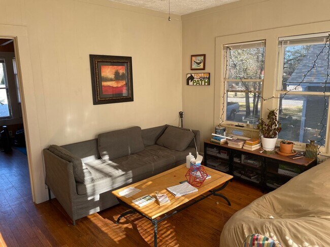 Building Photo - August Move In! 1 Bed, 1 Bath Garage Apartment near Downtown Bryan