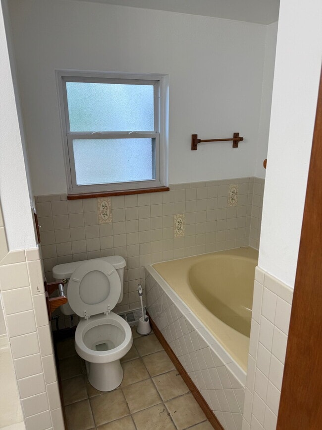 Building Photo - "Charming 2-Bedroom Upstairs of Duplex Ret...