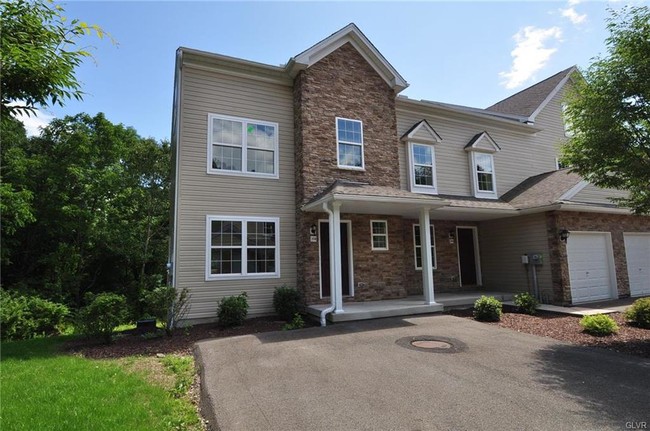 Building Photo - 208 Blackcomb Ct