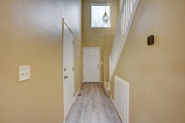 Foto del edificio - $ 2,295 - 3-Bed, 3-Bath Townhome with Mode...