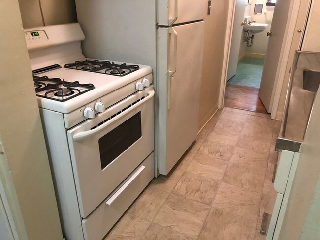 Foto del edificio - NOW AVAILABLE - CLEAN 1 BEDROOM, 1 BATH