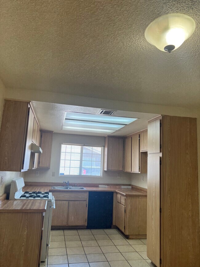 Cocina - 15597 Tonekai Rd