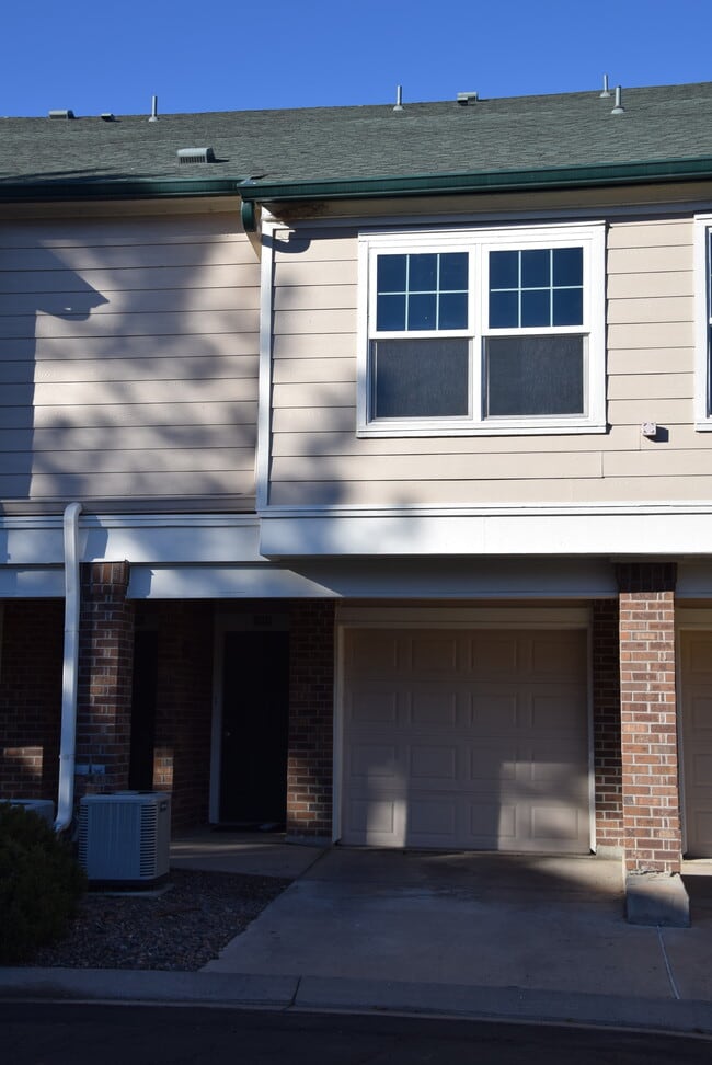 Building Photo - 1935 Piper St