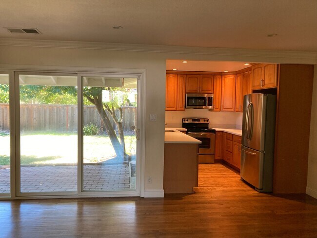 Building Photo - 2210 Las Gallinas Ave
