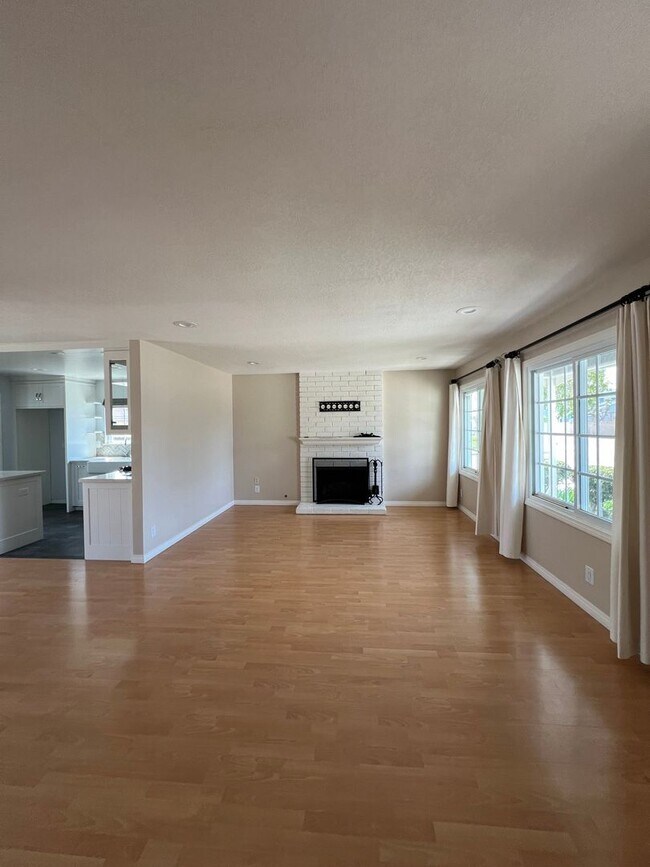 Foto del edificio - Huntington Beach 4 Bed, 2 Bath Single Leve...