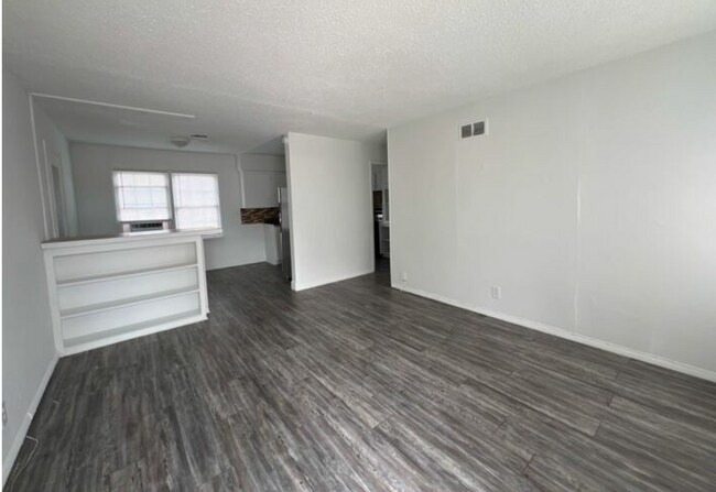 Foto del edificio - 651 E 52nd Pl N