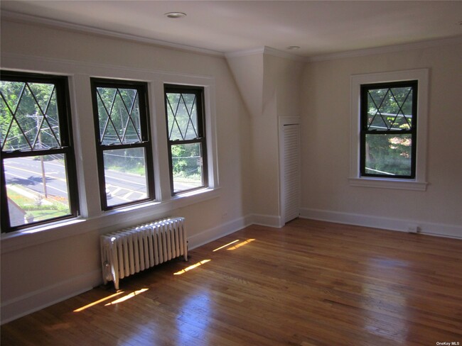 Building Photo - 44 Oakwood Rd