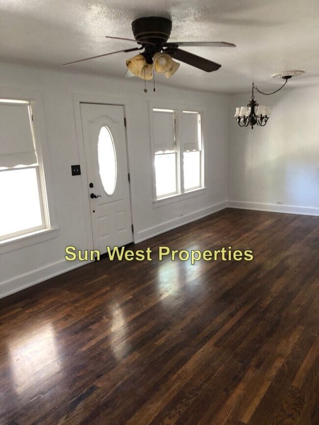 Foto del edificio - 4 Bed, 2 Bath close to Downtown