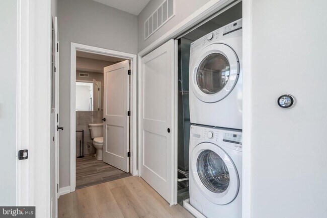 Building Photo - 2401 Washington Ave