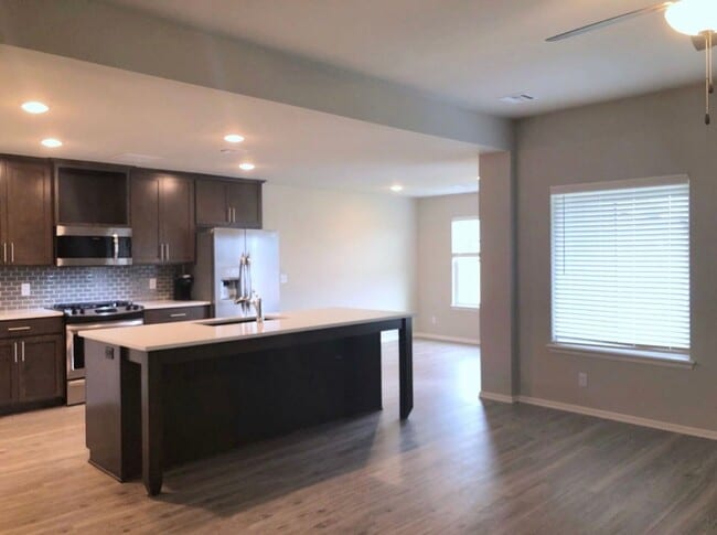 Building Photo - 4 Bed/ 2 Bath in Stone Horse Neighborhood With Community Pool!