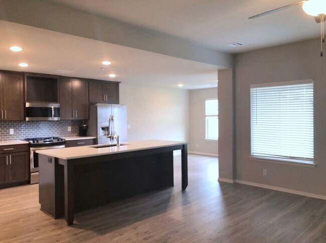 Foto del edificio - 4 Bed/ 2 Bath in Stone Horse Neighborhood With Community Pool!