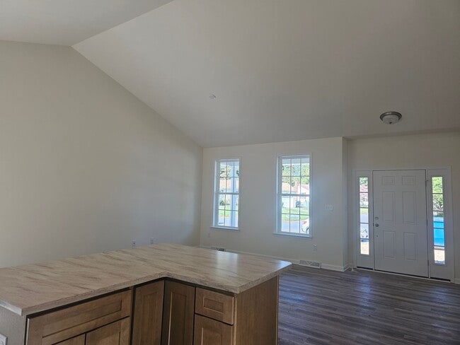 Building Photo - Brand New luxury home!