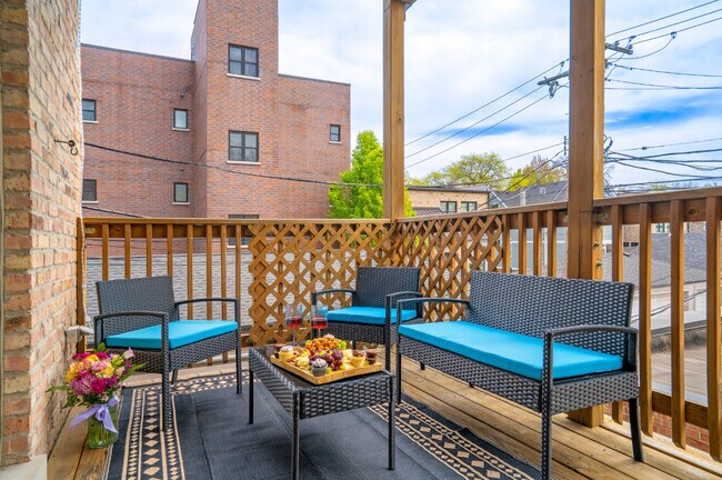 Foto del edificio - 2117 W Irving Park Rd