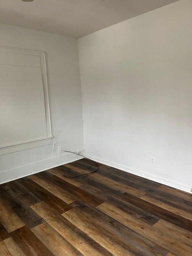 Building Photo - UPDATED 1 BEDROOM DUPLEX AVAILABLE