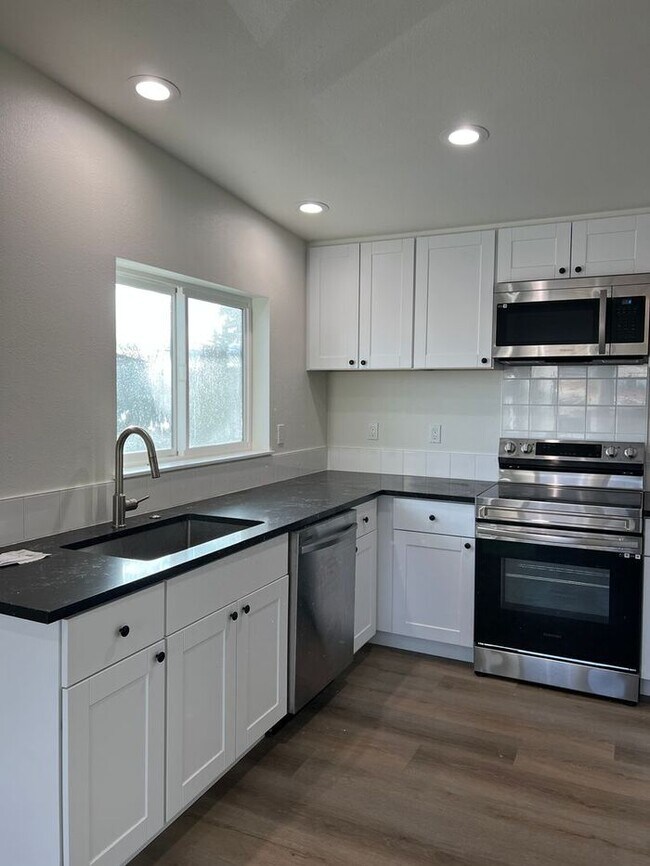 Foto del edificio - Professional Photos Coming Soon!