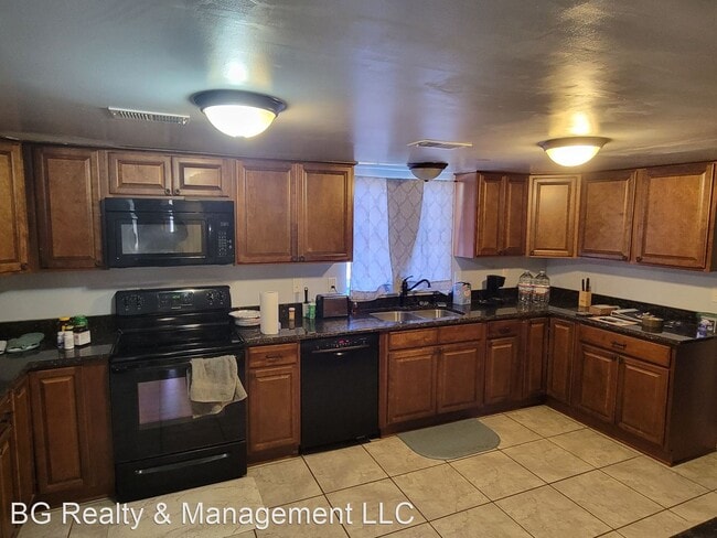 Building Photo - 4 br, 2.5 bath House - 906 Greenbriar Street