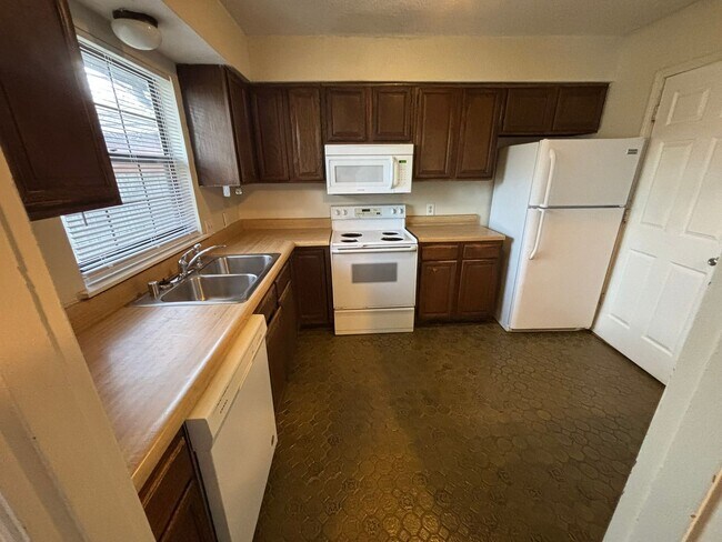 Foto del edificio - 3-Bedroom 2-Bathroom House in Fayetteville Near Fiesta Square!