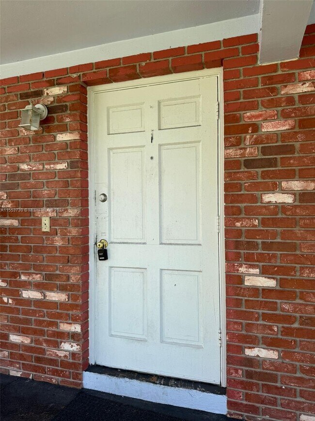 Foto del edificio - 7841 Dunham Blvd