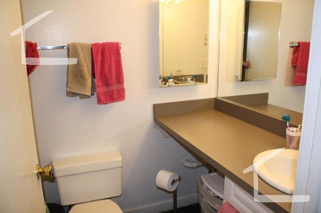 Foto del edificio - No Brokers Fee, Desirable Location Steps from NEU, Eat-in Kitchen Stainless Still appliances Good...