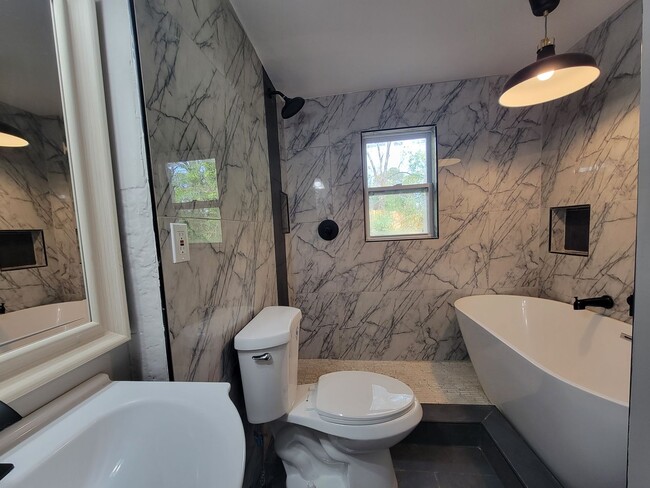 Updated Soaking Tub. Stainless Steel Appliances. W/D Inc - Updated Soaking Tub. Stainless Steel Appliances. W/D Inc House