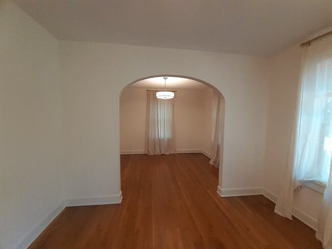 Building Photo - "Charming 2-Bedroom Duplex with Hardwood F...