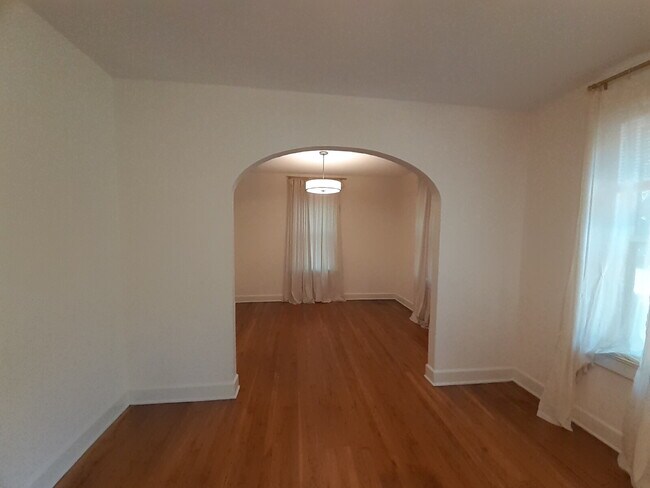 Foto del edificio - "Charming 2-Bedroom Duplex with Hardwood F...
