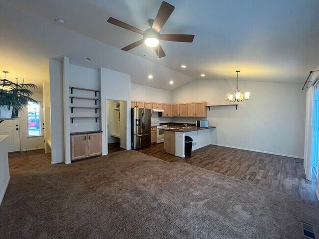 Building Photo - Nice Newer Home