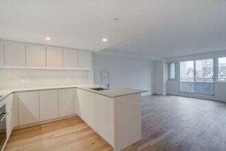 Building Photo - 3460 Rue Peel
