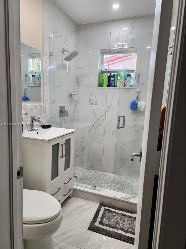 Building Photo - 310 SW 36th Ave