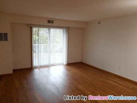 Building Photo - 880 Lyn Way
