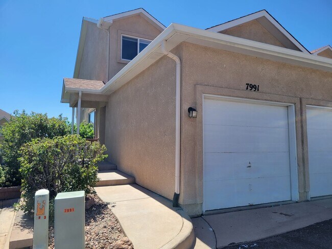 Building Photo - 3 Bed, 2.5 Bath Townhome With AC