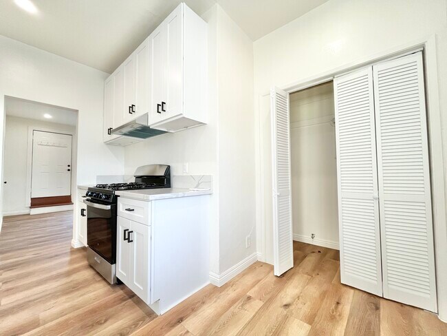 Building Photo - 1034 1/2 S Fairfax-1