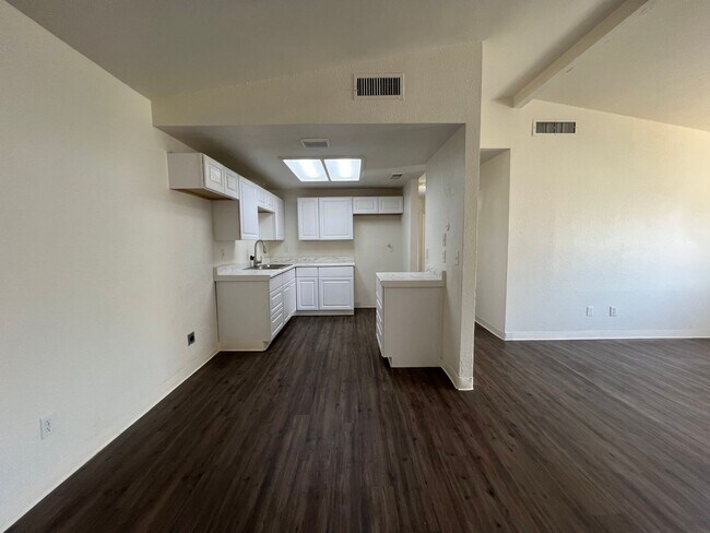 Foto del edificio - 4200 Parkwood Ct