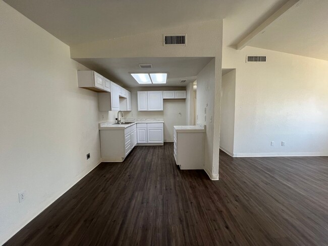 Building Photo - 4200 Parkwood Ct