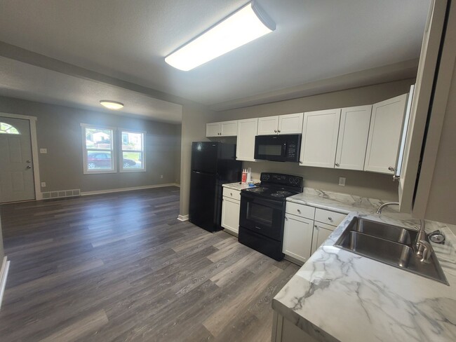 Building Photo - Recently Renovated 2 Bedroom, 1 Bathroom H...