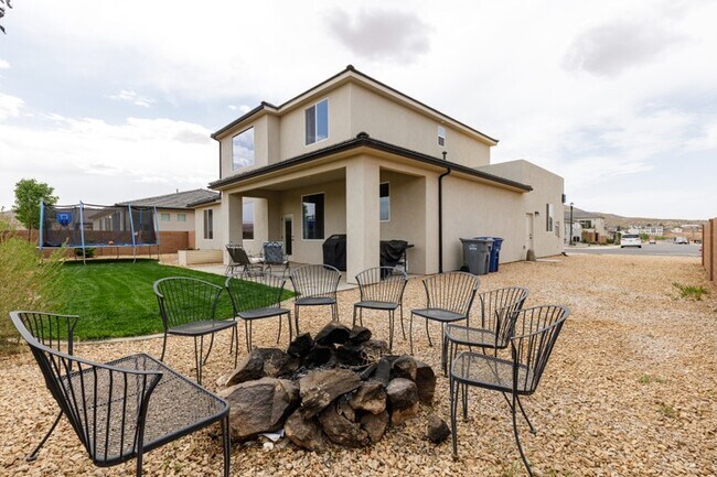 Foto del edificio - 3011 Beartrap Cyn Dr