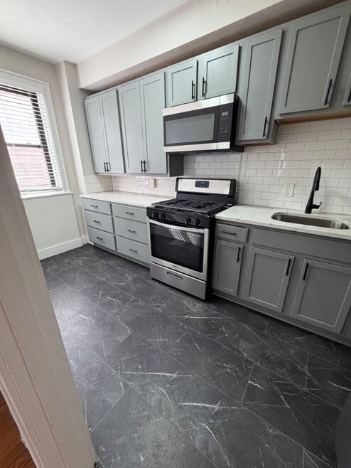 Building Photo - Charming 1 Bedroom ni CWE *1st Floor unit