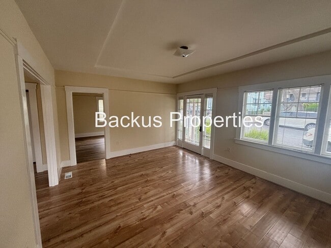 Building Photo - Three bedroom cottage less tha two blocks ...
