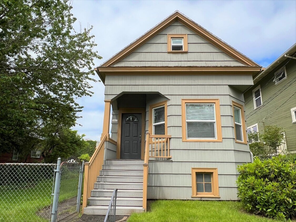 Foto principal - 3807 NE Cleveland Ave