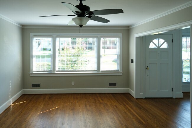 Building Photo - 3 bedroom, 1.5 bath house with fenced back...