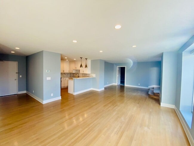 Building Photo - {221 #503} Incredible Regency House Condo ...